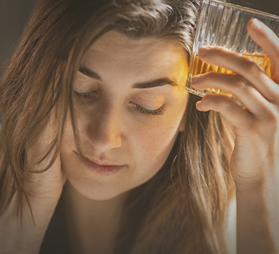 Женщина с бокалом алкоголя